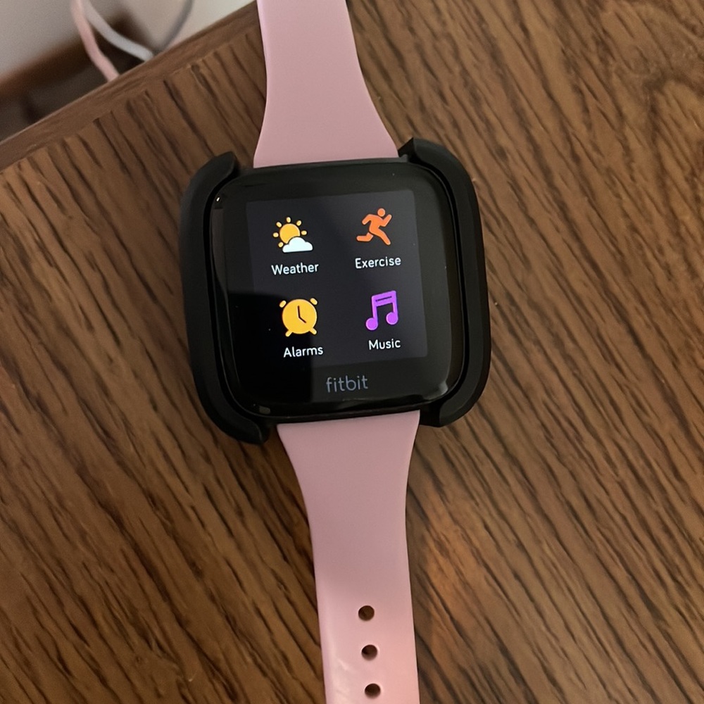 Fitbit Versa watch and accessories - Picture 4 of 5